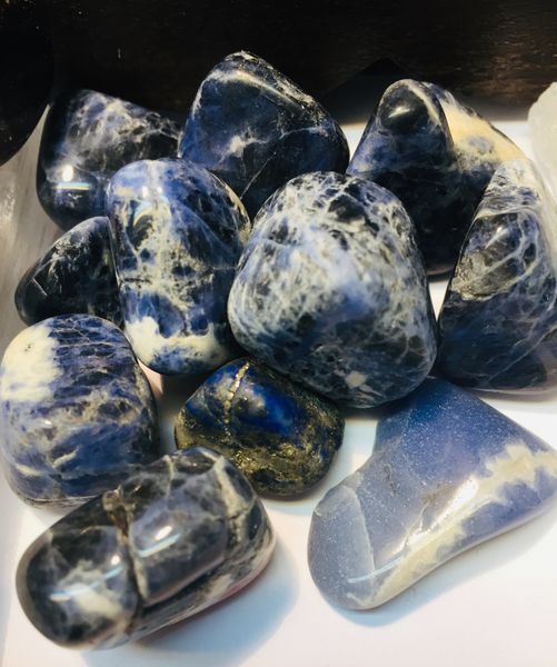 sodalitt sodalite sten mineral trommelsten egenskap betydning kjøpe hvor nær deg nettbutikk mystica chakra healing angst