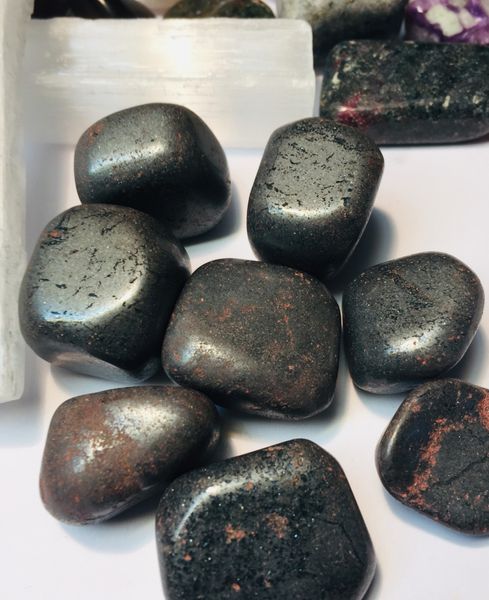 hematite hematitt blodstein tromlet krystaller stener egenskap hvordan hvorfor healing jording alternativ new age mystica