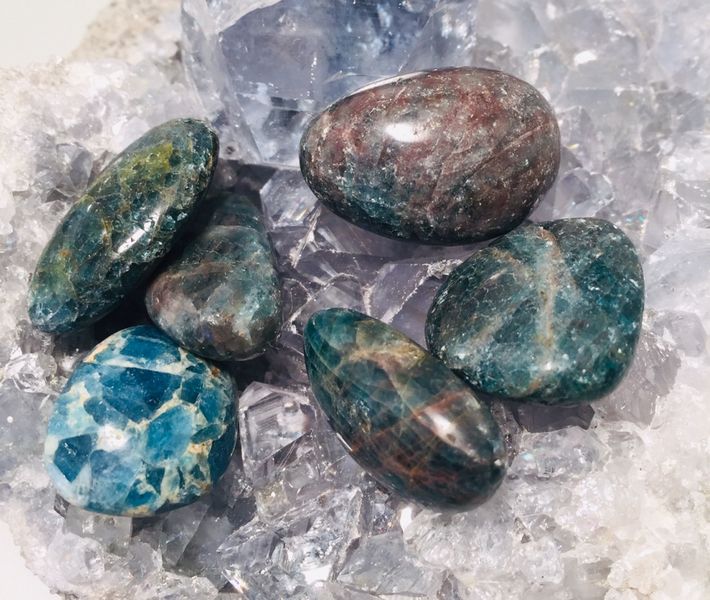 apatitt slipt sten krystall blå grønn egenskap chakra vibrasjon manifestasjon illusjon norsk mystica