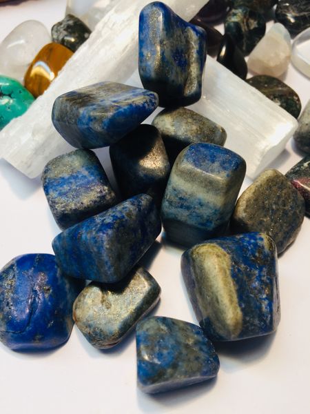 lapis lazuli tromlet sten slipt polert edelsten krystaller hvordan betydning Norge mystica nettbutikk