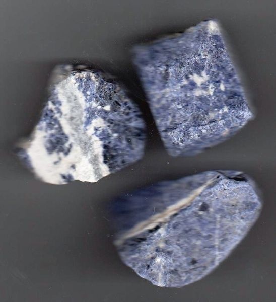 SODALITT SODALITE TROMLET STEN MINERAL HVOR KJØPE NÆR DEG BUTIKK MYSTICA EGENSKAP SMYKKE HEALING CHAKRA ANGST