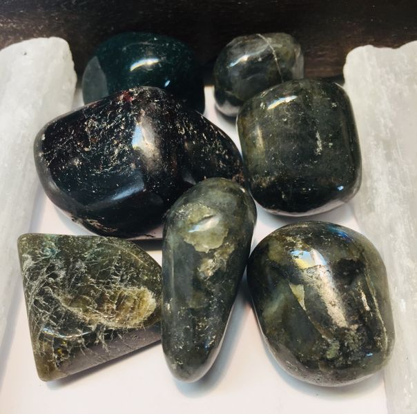 labradoritt tromlet slipt sten trommelsten edelsten mineral krystaller kjøp nær deg mystica egenskap healing chakra angst