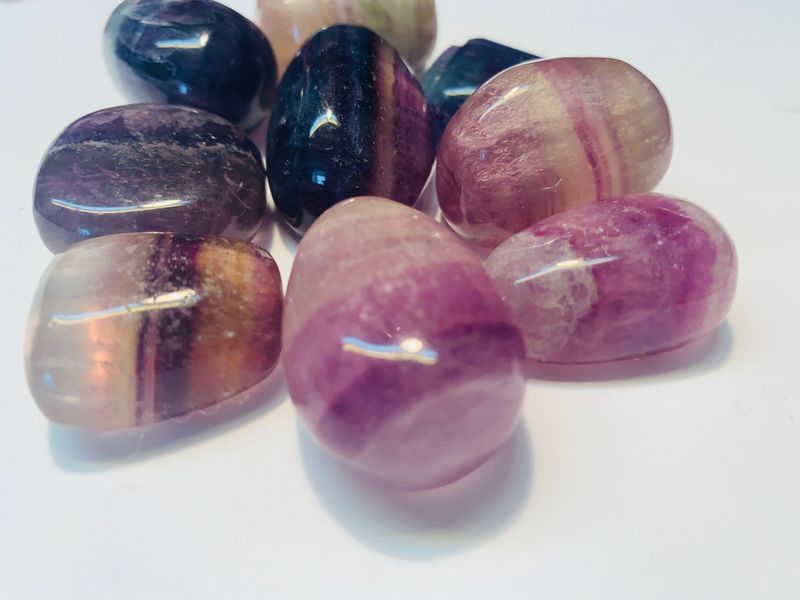 flourite fluoritt regnbue tromlet stein sten mineral egenskap betydning healing chakra krystaller kjøp nær deg mystica