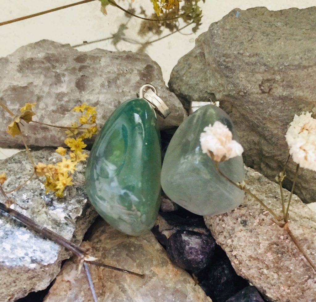 FLUORITT GRØNN ANHENG SLIP STEN KRYSTALL EGENSKAP CHAKRA HEALING KJØP HVOR HVA HVORDAN NÆR DEG MYSTICA
