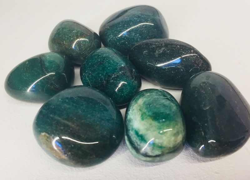 fuchsitt polert sten mineral stensmykke armbånd fuksitt fuchsite norsk nettbutikk