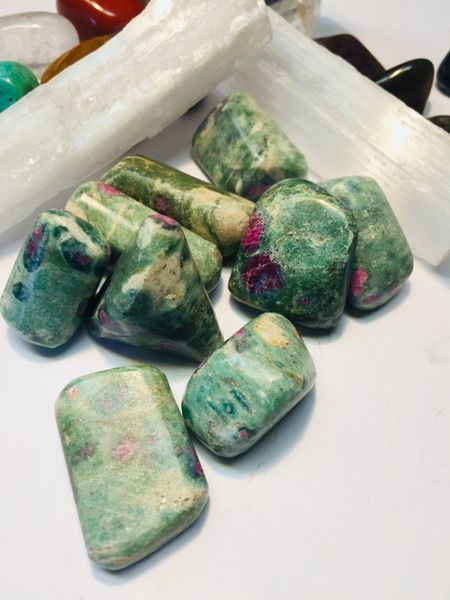 fuchsitt rubin slipt sten stein krystaller mineral egenskap healing chakra norsk nettbutikk